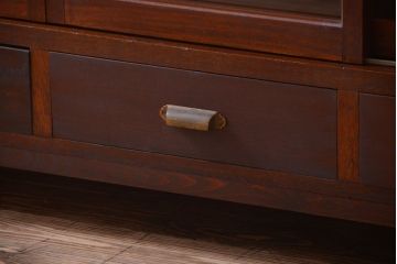 アンティーク家具　アンティーク　4枚引き戸付き!厚みのある木製の脚付き横型収納戸棚