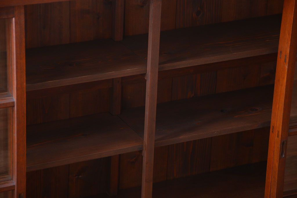 アンティーク家具　アンティーク　4枚引き戸付き!厚みのある木製の脚付き横型収納戸棚