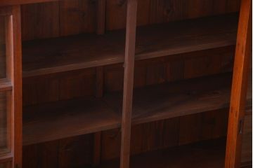 アンティーク家具　アンティーク　4枚引き戸付き!厚みのある木製の脚付き横型収納戸棚