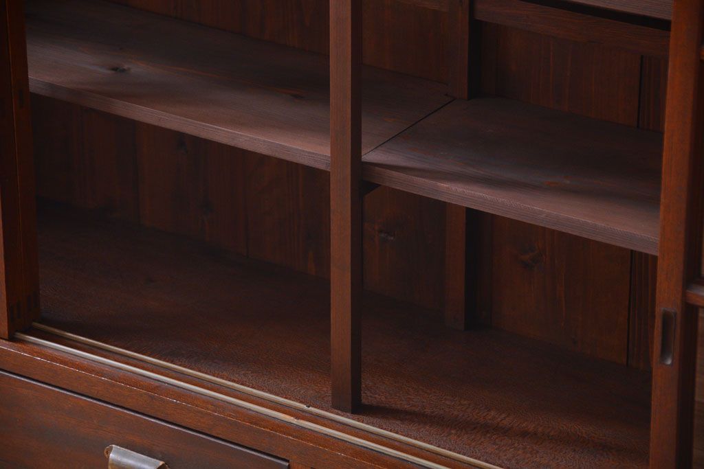 アンティーク家具　アンティーク　4枚引き戸付き!厚みのある木製の脚付き横型収納戸棚