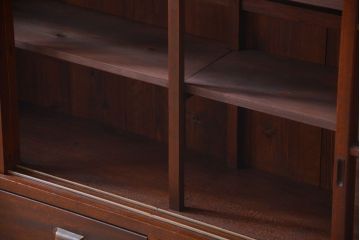 アンティーク家具　アンティーク　4枚引き戸付き!厚みのある木製の脚付き横型収納戸棚