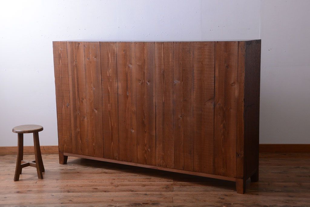 アンティーク家具　アンティーク　4枚引き戸付き!厚みのある木製の脚付き横型収納戸棚