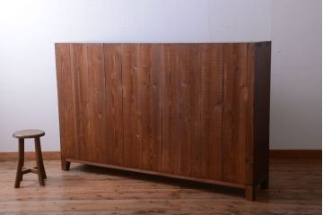 アンティーク家具　アンティーク　4枚引き戸付き!厚みのある木製の脚付き横型収納戸棚