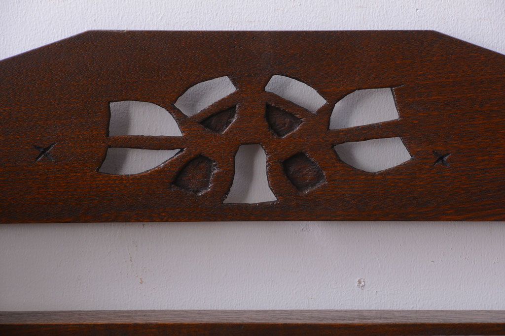 アンティーク家具　和製アンティーク　透かし彫りがモダンな古い木の本棚