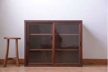 アンティーク家具　和製アンティーク　古い木製のシンプルなガラス引き戸収納棚(1)