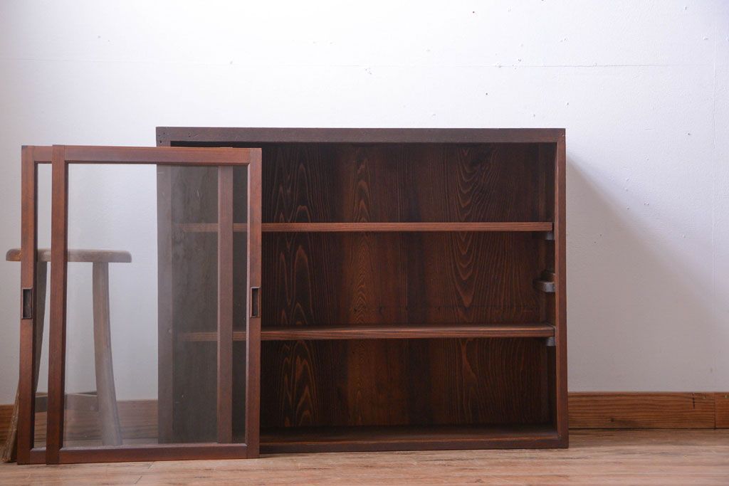 アンティーク家具　和製アンティーク　古い木製のシンプルなガラス引き戸収納棚(1)