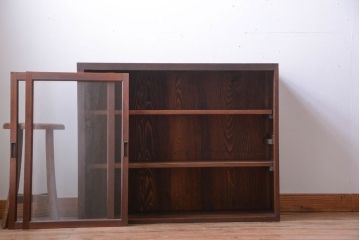 アンティーク家具　和製アンティーク　古い木製のシンプルなガラス引き戸収納棚(1)