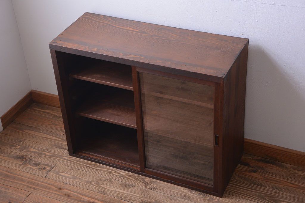 アンティーク家具　和製アンティーク　古い木製のシンプルなガラス引き戸収納棚(1)