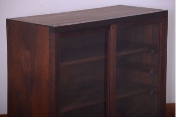 アンティーク家具　和製アンティーク　古い木製のシンプルなガラス引き戸収納棚(1)