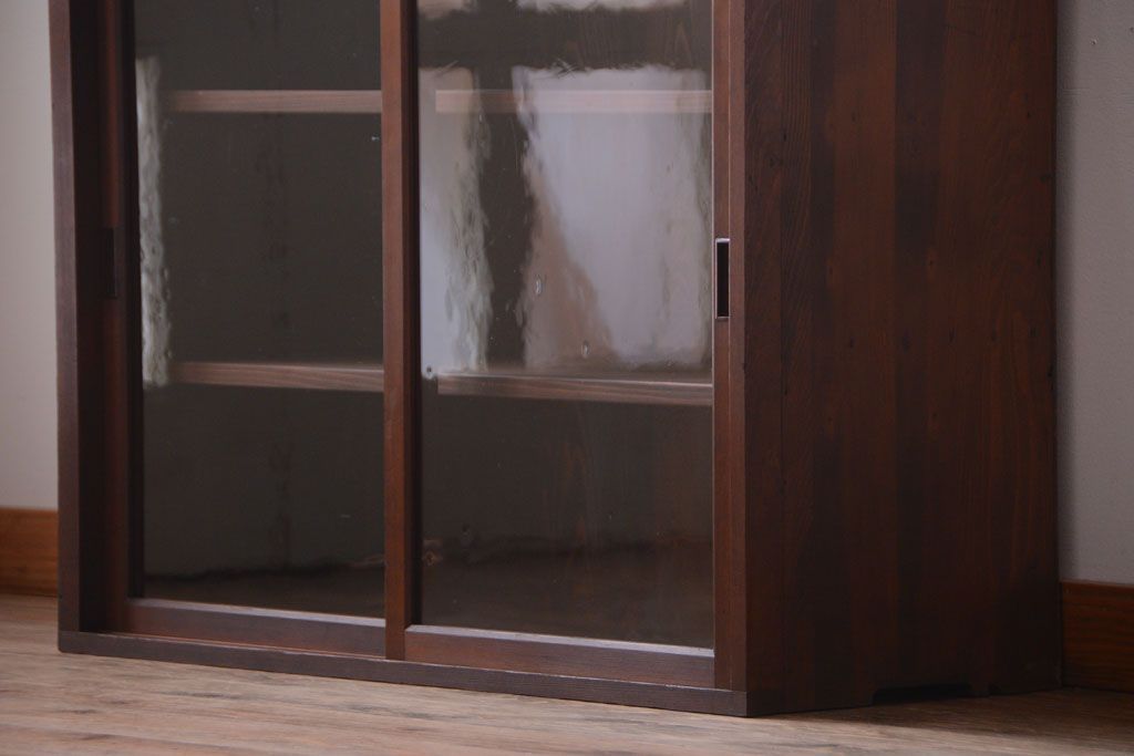 アンティーク家具　和製アンティーク　古い木製のシンプルなガラス引き戸収納棚(1)