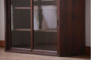 アンティーク家具　和製アンティーク　古い木製のシンプルなガラス引き戸収納棚(1)