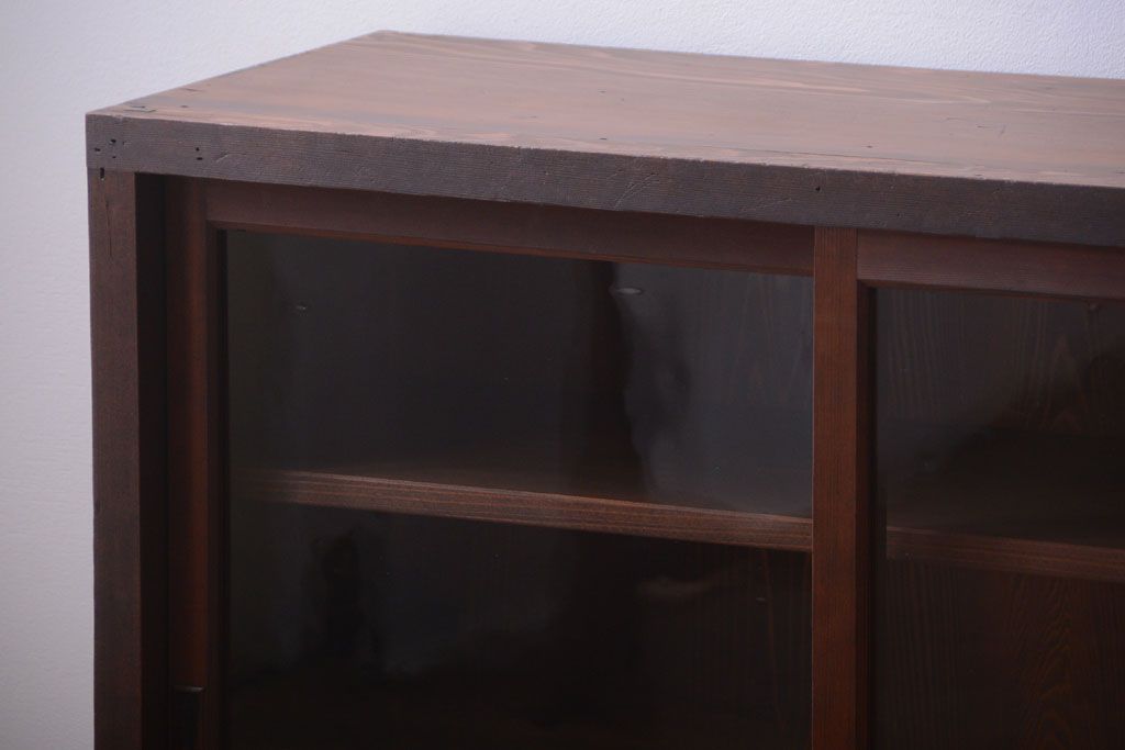 アンティーク家具　和製アンティーク　古い木製のシンプルなガラス引き戸収納棚(1)