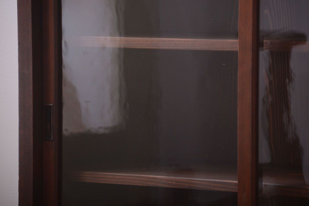 アンティーク家具　和製アンティーク　古い木製のシンプルなガラス引き戸収納棚(1)