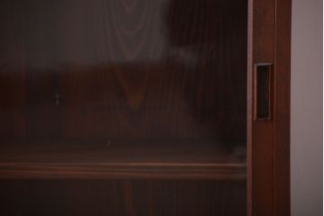アンティーク家具　和製アンティーク　古い木製のシンプルなガラス引き戸収納棚(1)