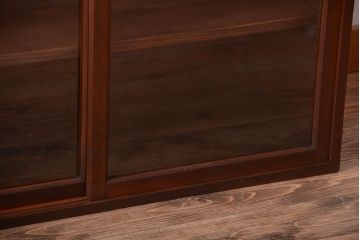 アンティーク家具　和製アンティーク　古い木製のシンプルなガラス引き戸収納棚(1)