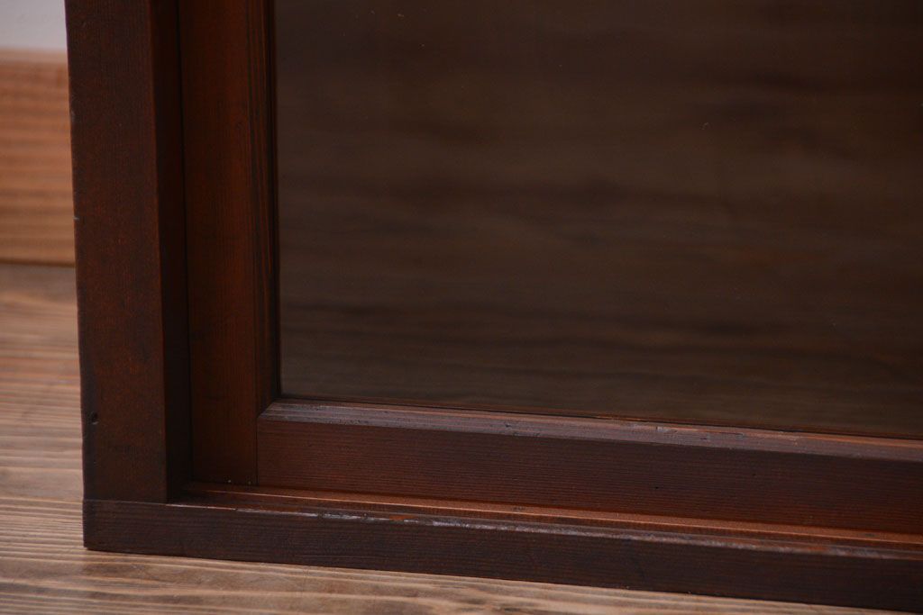 アンティーク家具　和製アンティーク　古い木製のシンプルなガラス引き戸収納棚(1)