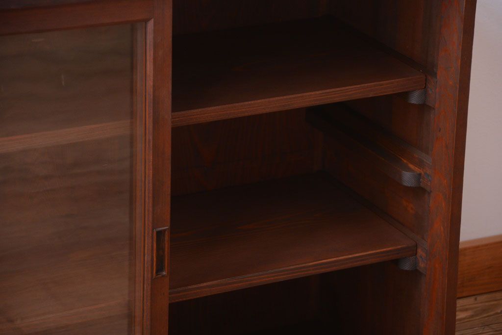 アンティーク家具　和製アンティーク　古い木製のシンプルなガラス引き戸収納棚(1)