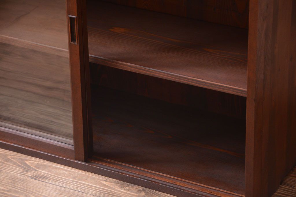 アンティーク家具　和製アンティーク　古い木製のシンプルなガラス引き戸収納棚(1)