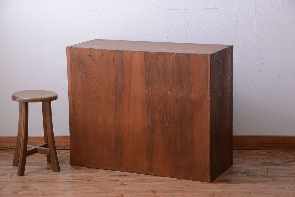 アンティーク家具　和製アンティーク　古い木製のシンプルなガラス引き戸収納棚(1)