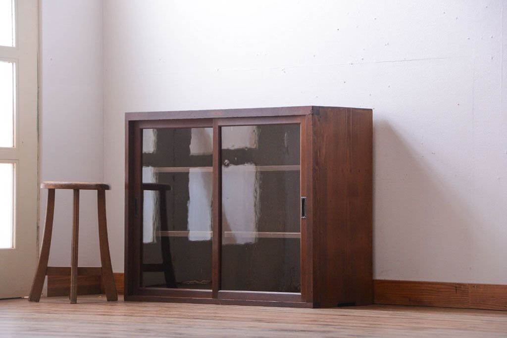 アンティーク家具　和製アンティーク　古い木製のシンプルなガラス引き戸収納棚(2)