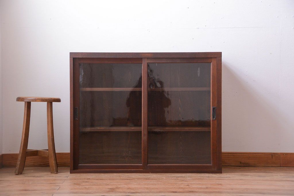 アンティーク家具　和製アンティーク　古い木製のシンプルなガラス引き戸収納棚(2)