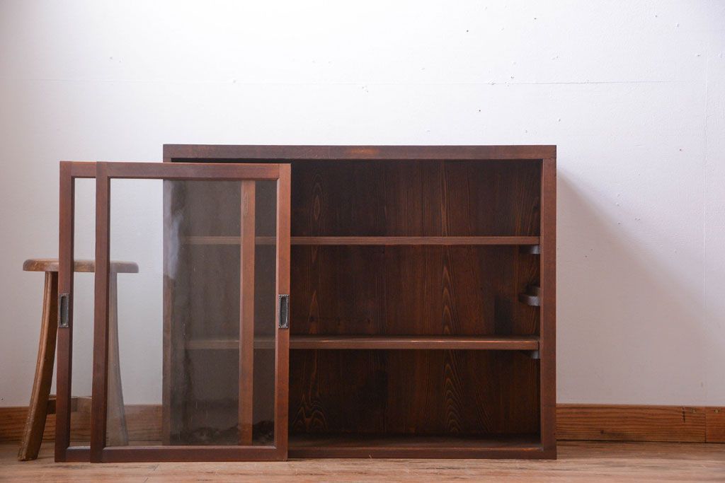 アンティーク家具　和製アンティーク　古い木製のシンプルなガラス引き戸収納棚(2)