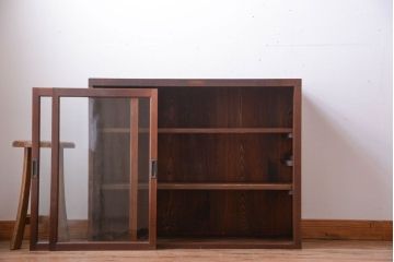 アンティーク家具　和製アンティーク　古い木製のシンプルなガラス引き戸収納棚(2)
