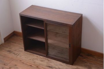 アンティーク家具　和製アンティーク　古い木製のシンプルなガラス引き戸収納棚(2)