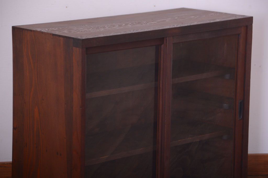 アンティーク家具　和製アンティーク　古い木製のシンプルなガラス引き戸収納棚(2)