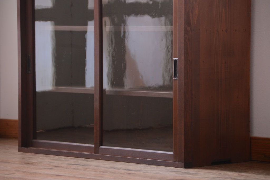 アンティーク家具　和製アンティーク　古い木製のシンプルなガラス引き戸収納棚(2)