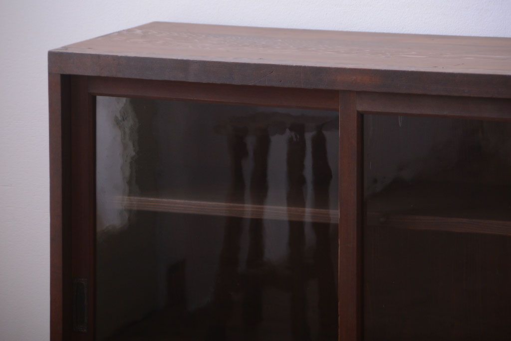 アンティーク家具　和製アンティーク　古い木製のシンプルなガラス引き戸収納棚(2)