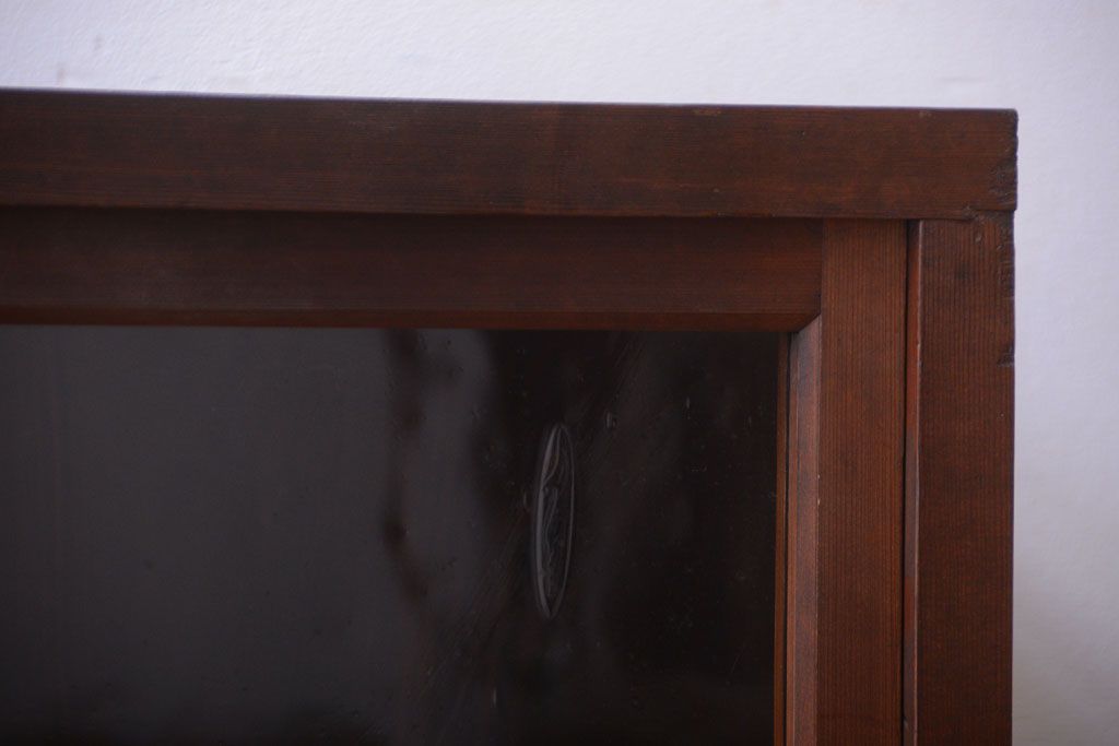 アンティーク家具　和製アンティーク　古い木製のシンプルなガラス引き戸収納棚(2)