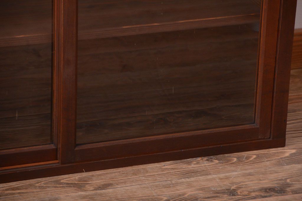 アンティーク家具　和製アンティーク　古い木製のシンプルなガラス引き戸収納棚(2)