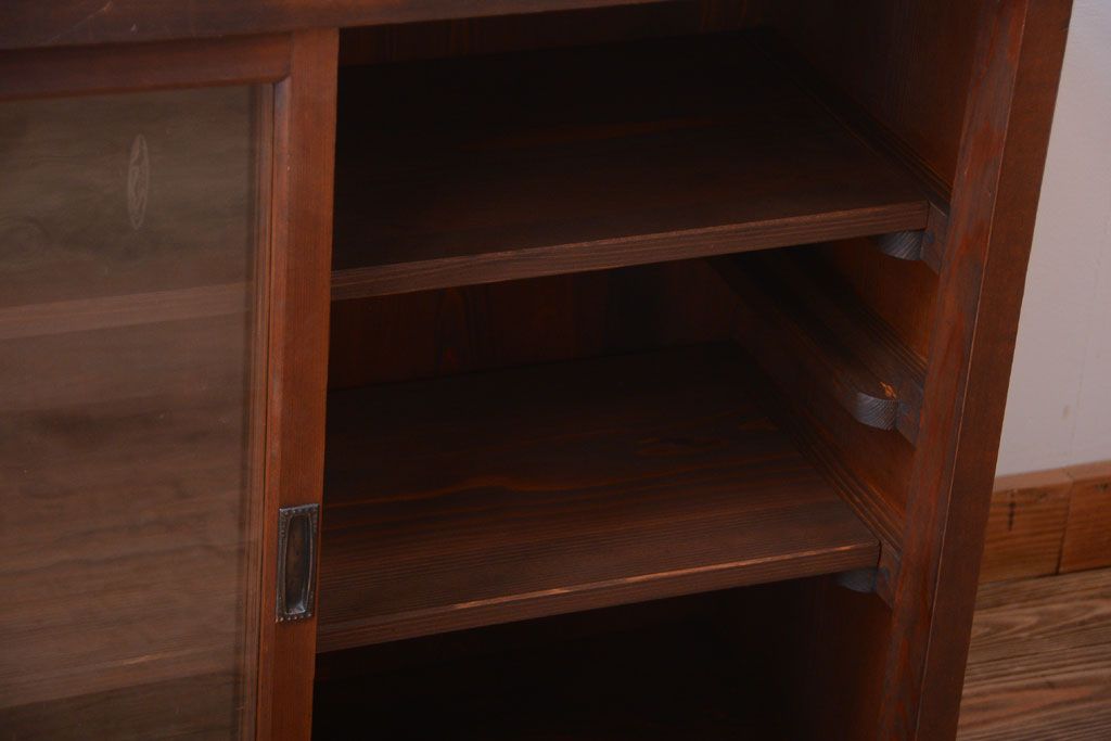 アンティーク家具　和製アンティーク　古い木製のシンプルなガラス引き戸収納棚(2)