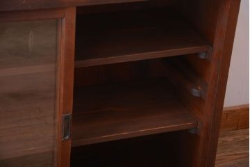 アンティーク家具　和製アンティーク　古い木製のシンプルなガラス引き戸収納棚(2)