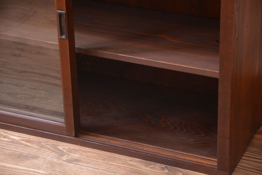 アンティーク家具　和製アンティーク　古い木製のシンプルなガラス引き戸収納棚(2)