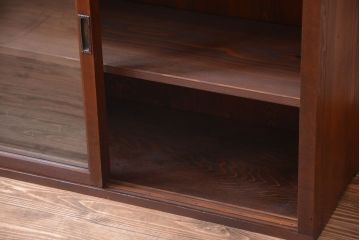 アンティーク家具　和製アンティーク　古い木製のシンプルなガラス引き戸収納棚(2)