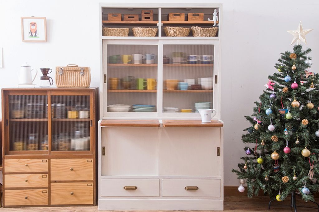 アンティーク家具　アンティークペイント　モールガラス入りのシンプルなカップボード