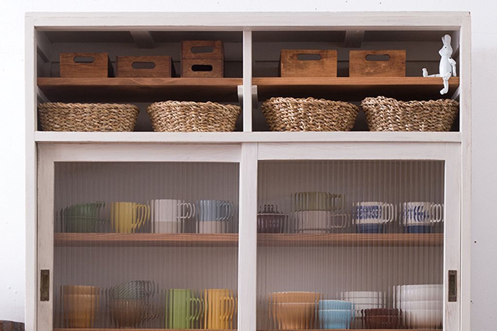 アンティーク家具　アンティークペイント　モールガラス入りのシンプルなカップボード