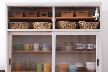 アンティーク家具　アンティークペイント　モールガラス入りのシンプルなカップボード