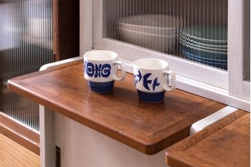 アンティーク家具　アンティークペイント　モールガラス入りのシンプルなカップボード