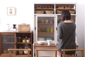 アンティーク家具　アンティークペイント　モールガラス入りのシンプルなカップボード