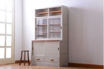 アンティーク家具　アンティークペイント　モールガラス入りのシンプルなカップボード