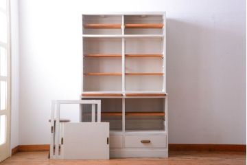 アンティーク家具　アンティークペイント　モールガラス入りのシンプルなカップボード