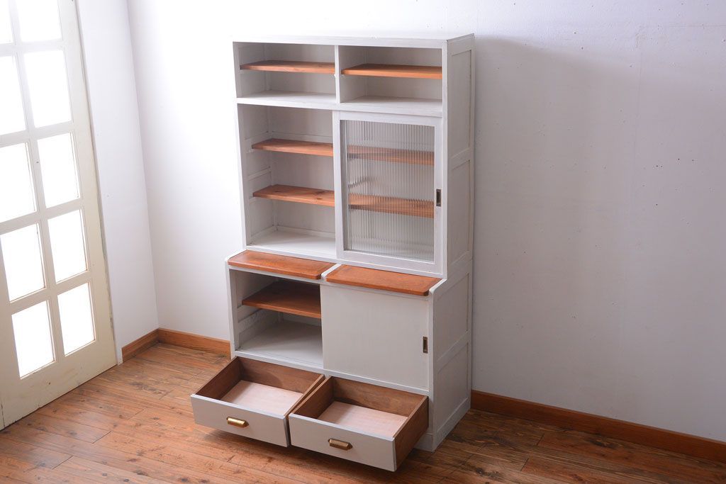 アンティーク家具　アンティークペイント　モールガラス入りのシンプルなカップボード