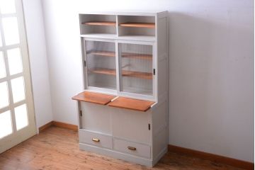 アンティーク家具　アンティークペイント　モールガラス入りのシンプルなカップボード