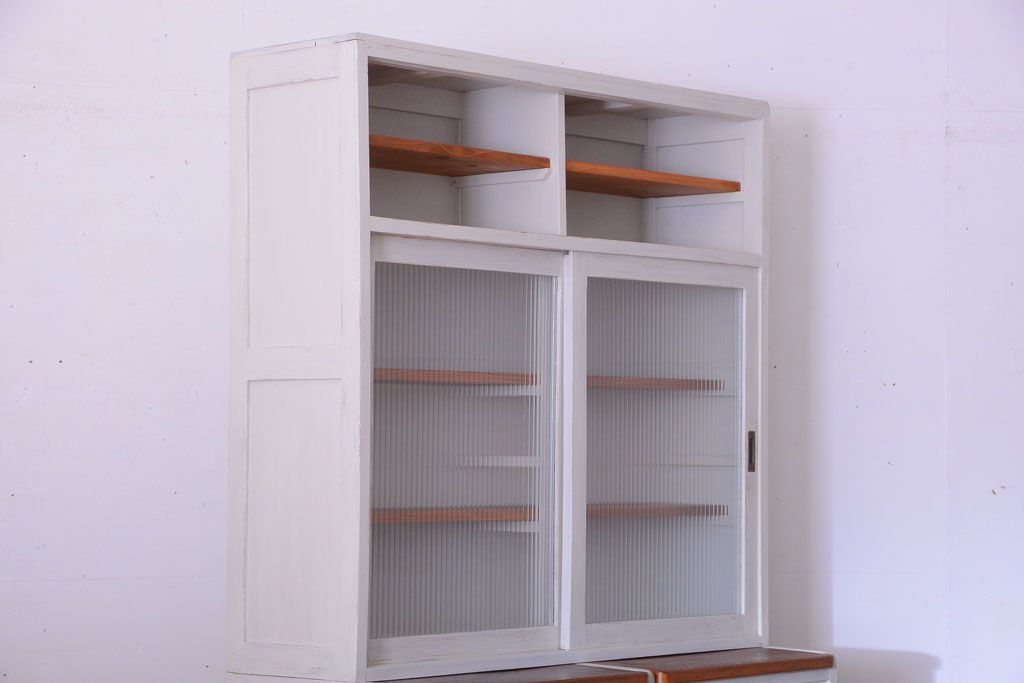 アンティーク家具　アンティークペイント　モールガラス入りのシンプルなカップボード