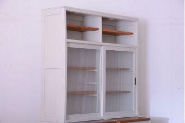 アンティーク家具　アンティークペイント　モールガラス入りのシンプルなカップボード