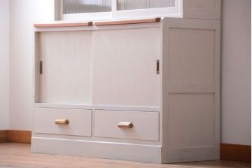 アンティーク家具　アンティークペイント　モールガラス入りのシンプルなカップボード