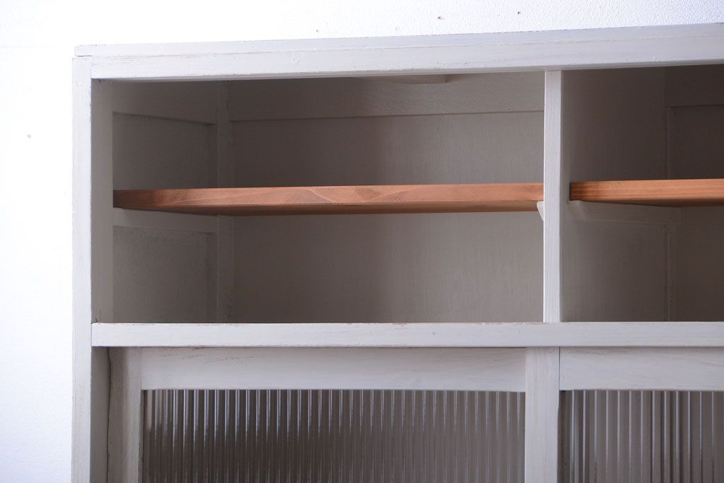 アンティーク家具　アンティークペイント　モールガラス入りのシンプルなカップボード